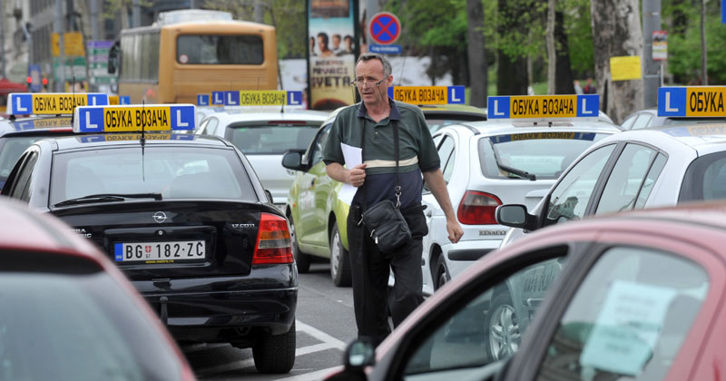 Возаче неће имати ко да обучи